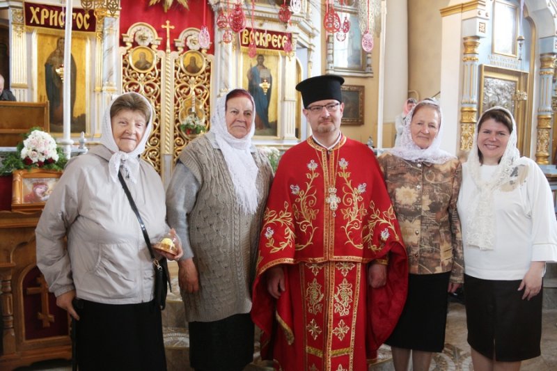 Зельвенские православные верующие сегодня вспоминают День женмироносиц и молятся в храмах